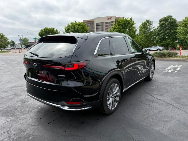 Mazda CX-90 Vehicle Full-screen Gallery Image 7