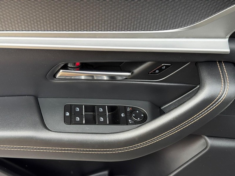 Mazda CX-90 Vehicle Full-screen Gallery Image 17