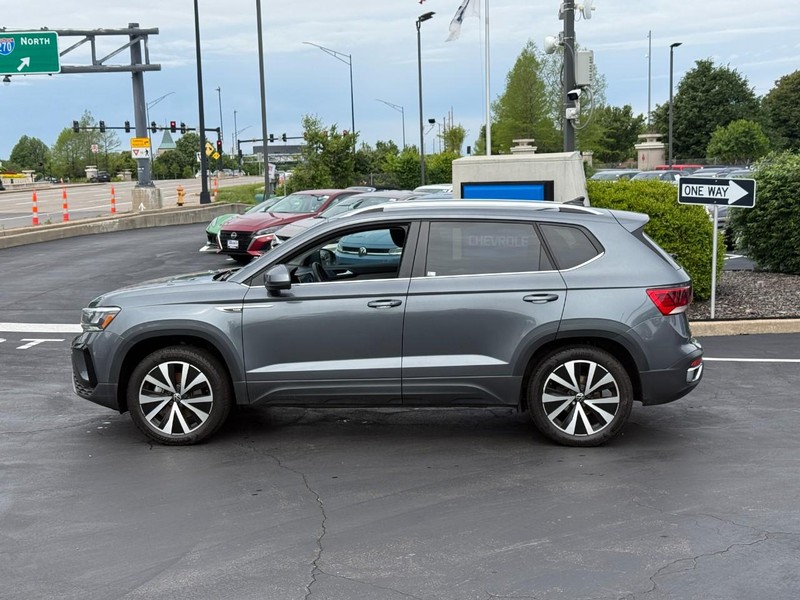 Volkswagen Taos Vehicle Full-screen Gallery Image 4