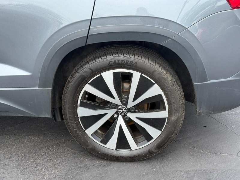 Volkswagen Taos Vehicle Full-screen Gallery Image 6