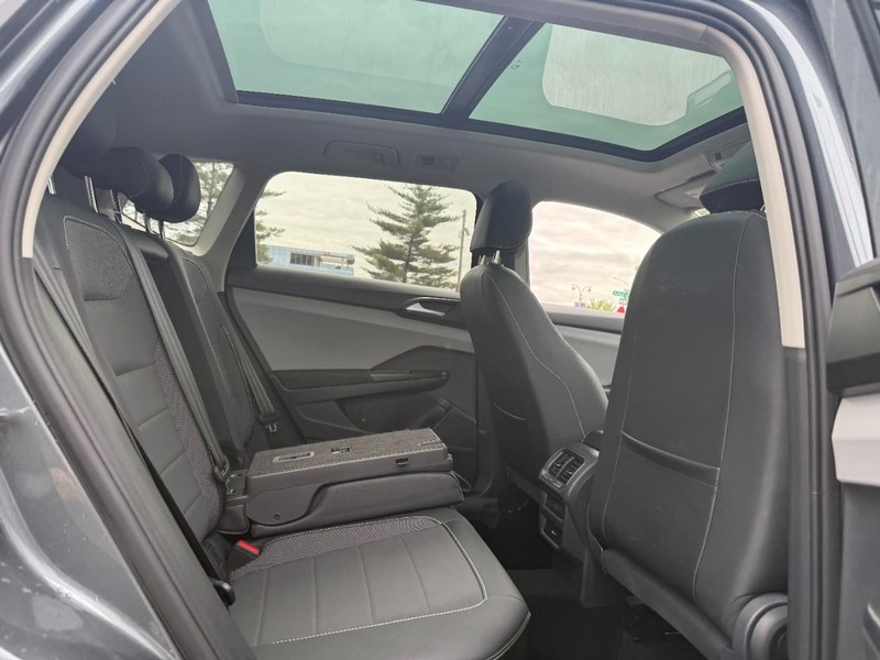 Volkswagen Taos Vehicle Full-screen Gallery Image 12