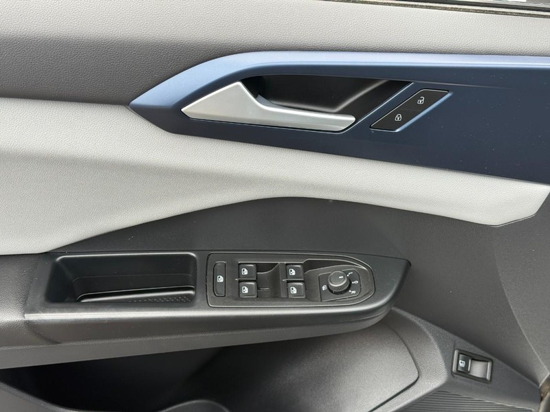 Volkswagen Taos Vehicle Full-screen Gallery Image 18