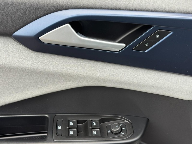 Volkswagen Taos Vehicle Full-screen Gallery Image 19