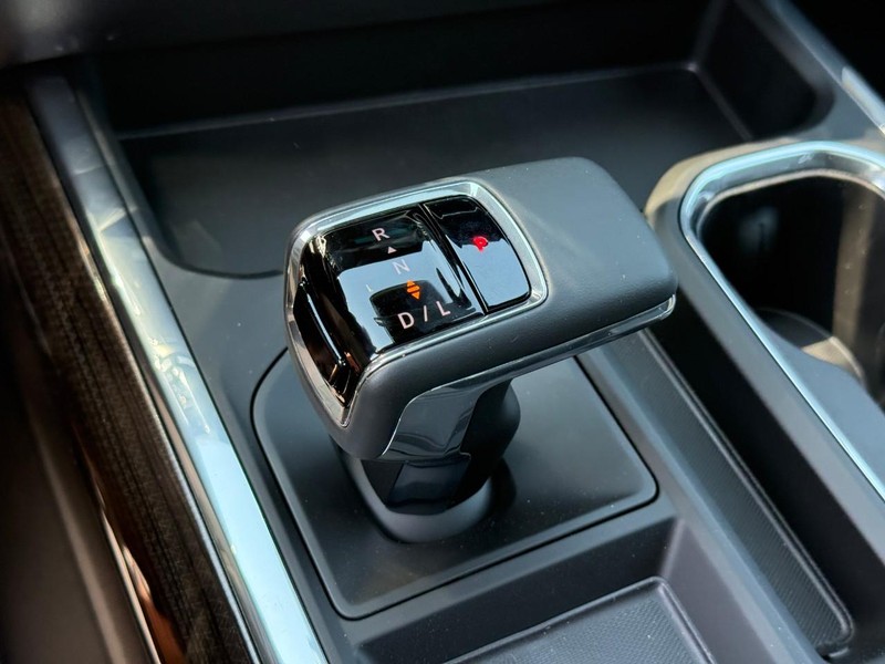 Chevrolet Silverado 1500 Vehicle Full-screen Gallery Image 16