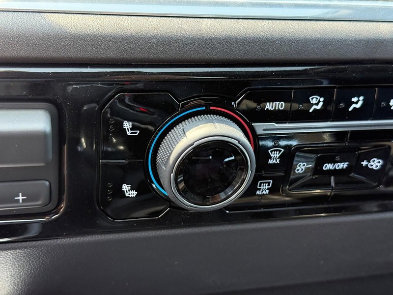 Chevrolet Silverado 1500 Vehicle Full-screen Gallery Image 17