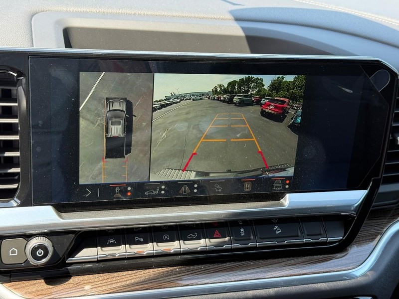 Chevrolet Silverado 1500 Vehicle Full-screen Gallery Image 18