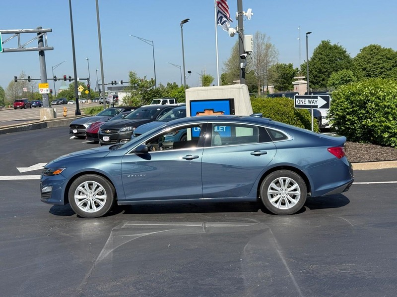 Chevrolet Malibu Vehicle Full-screen Gallery Image 2