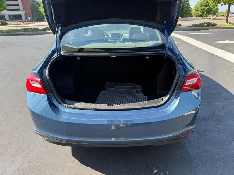 Chevrolet Malibu Vehicle Full-screen Gallery Image 6