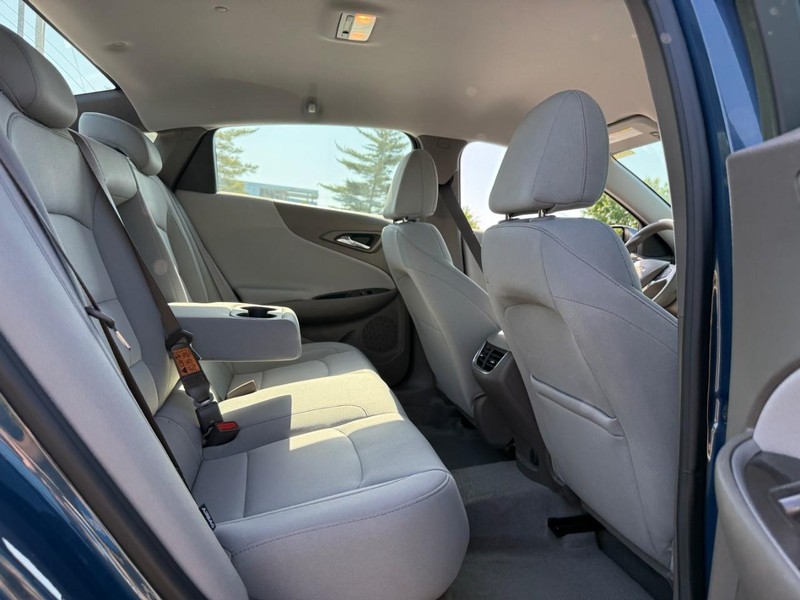 Chevrolet Malibu Vehicle Full-screen Gallery Image 11
