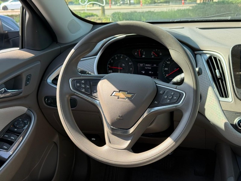 Chevrolet Malibu Vehicle Full-screen Gallery Image 13