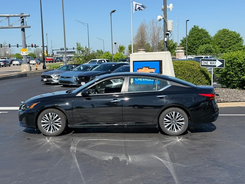 Nissan Altima Vehicle Full-screen Gallery Image 2