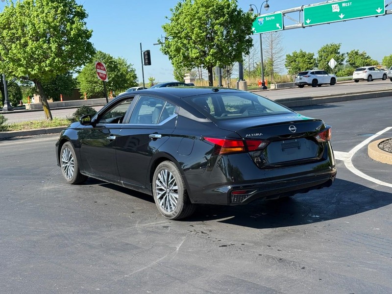 Nissan Altima Vehicle Full-screen Gallery Image 3