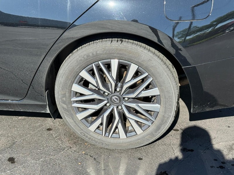 Nissan Altima Vehicle Full-screen Gallery Image 4