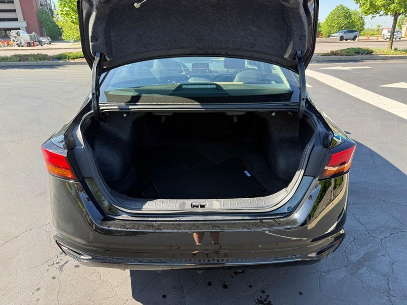 Nissan Altima Vehicle Full-screen Gallery Image 5