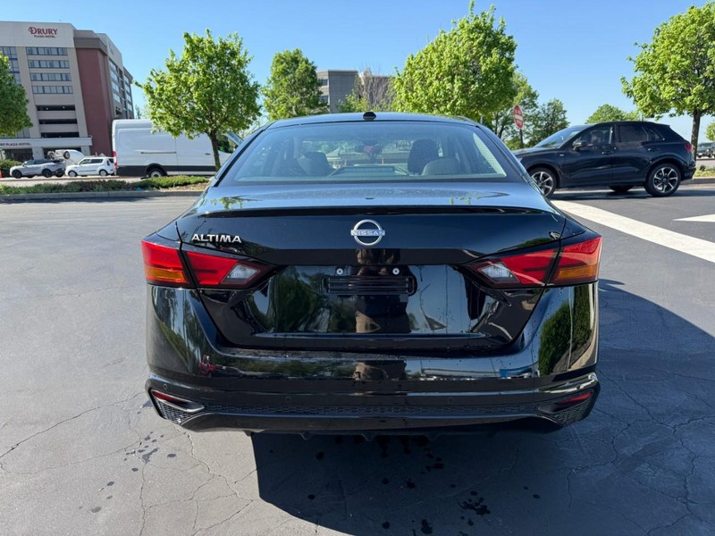 Nissan Altima Vehicle Full-screen Gallery Image 6