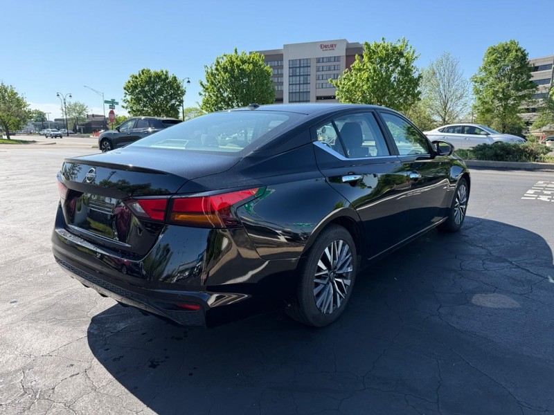 Nissan Altima Vehicle Full-screen Gallery Image 7