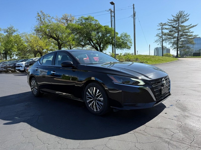 Nissan Altima Vehicle Full-screen Gallery Image 8