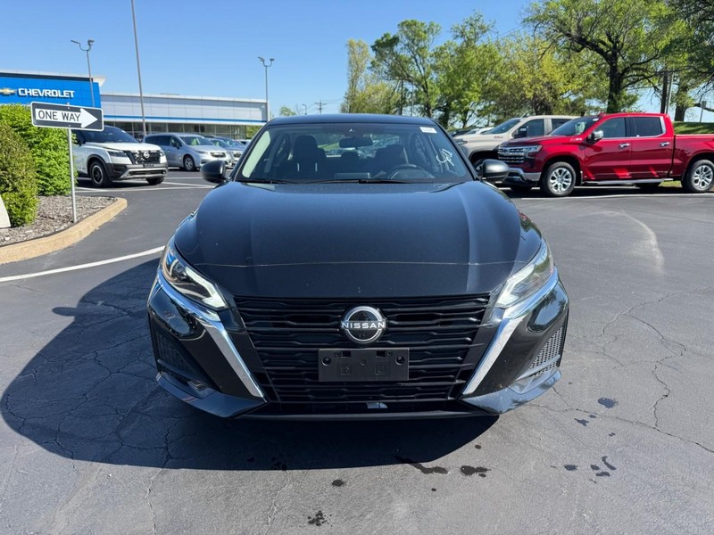 Nissan Altima Vehicle Full-screen Gallery Image 9