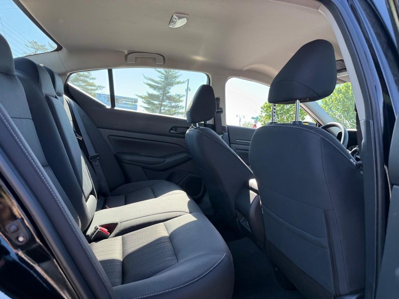 Nissan Altima Vehicle Full-screen Gallery Image 10