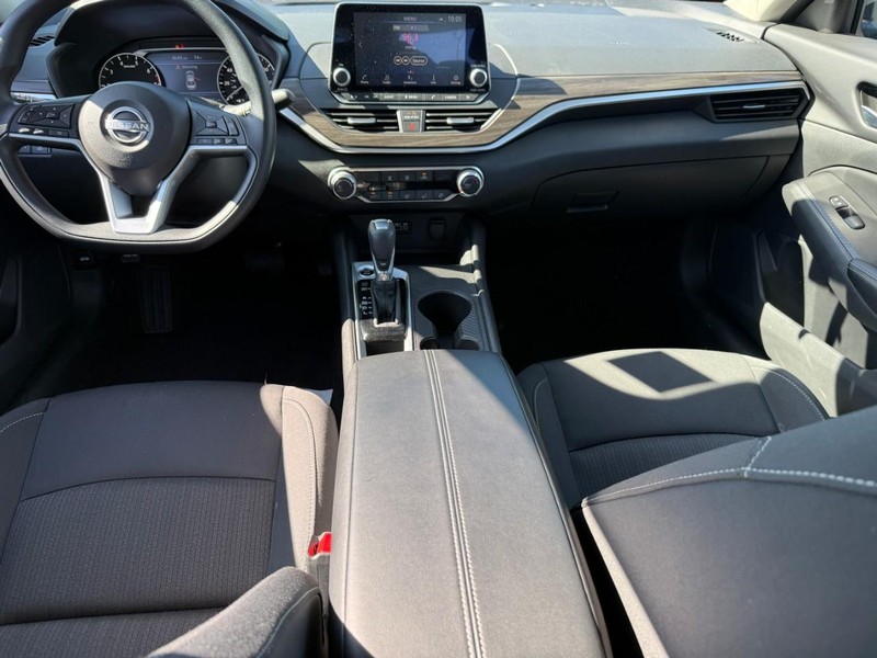 Nissan Altima Vehicle Full-screen Gallery Image 11
