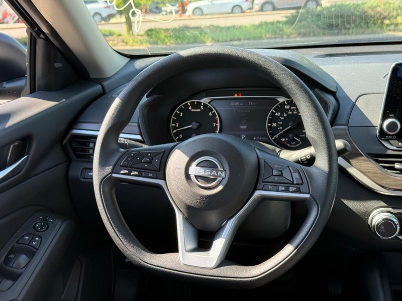 Nissan Altima Vehicle Full-screen Gallery Image 12