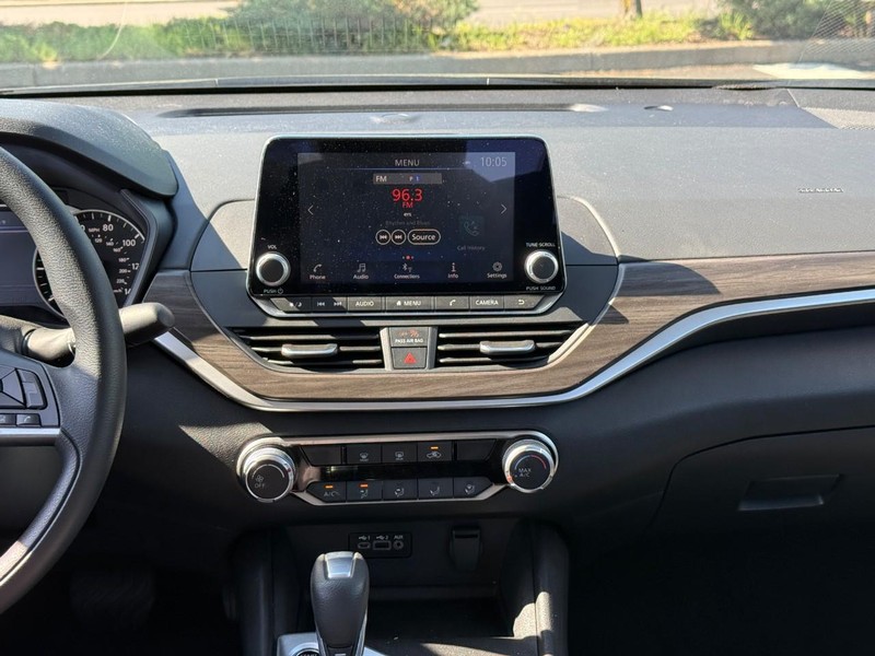 Nissan Altima Vehicle Full-screen Gallery Image 13