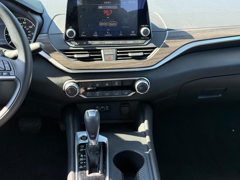 Nissan Altima Vehicle Full-screen Gallery Image 14