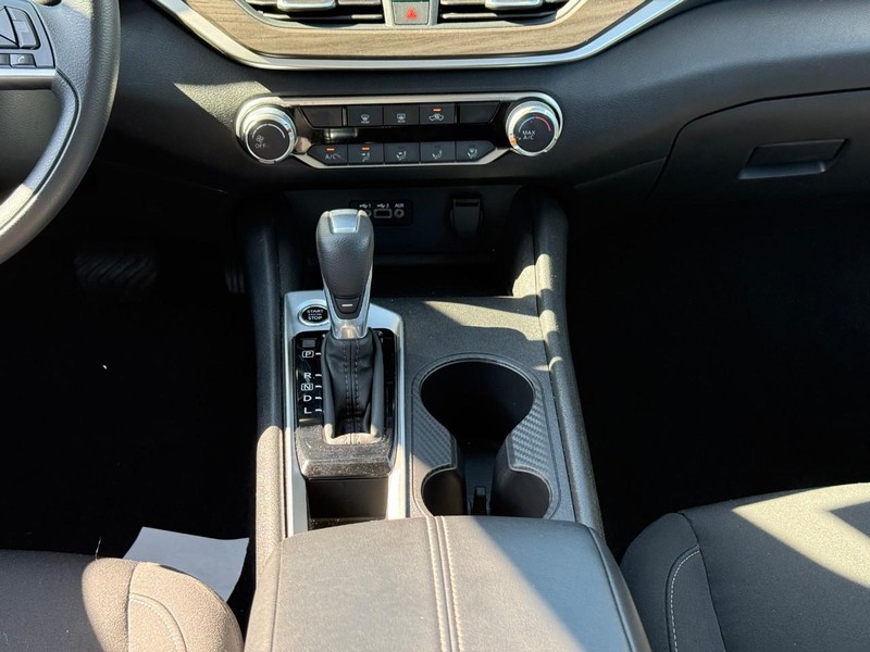 Nissan Altima Vehicle Full-screen Gallery Image 15