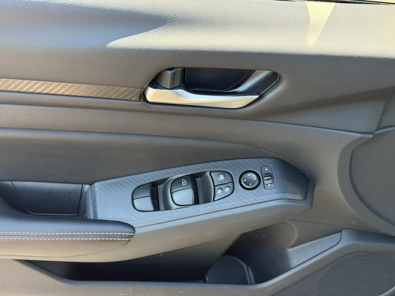 Nissan Altima Vehicle Full-screen Gallery Image 16