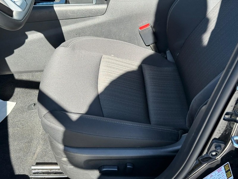 Nissan Altima Vehicle Full-screen Gallery Image 17