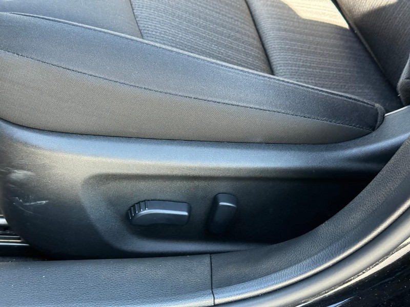 Nissan Altima Vehicle Full-screen Gallery Image 18