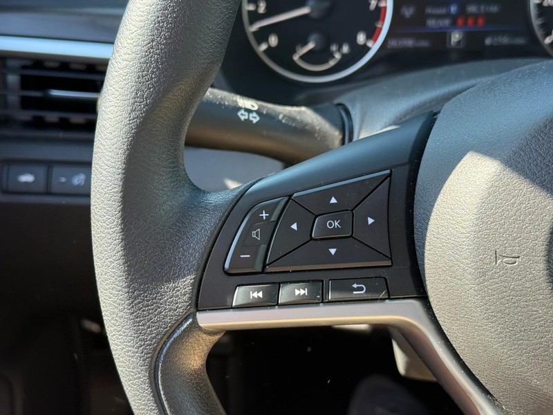 Nissan Altima Vehicle Full-screen Gallery Image 19