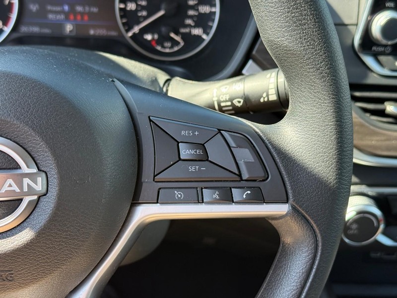 Nissan Altima Vehicle Full-screen Gallery Image 20