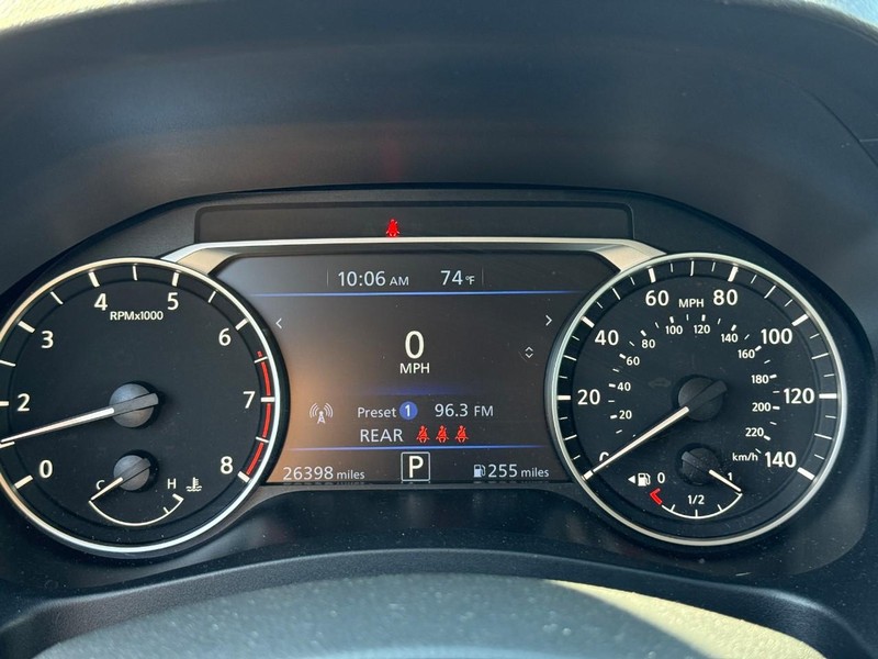 Nissan Altima Vehicle Full-screen Gallery Image 21