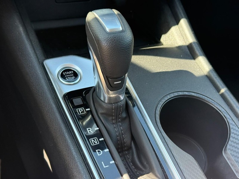 Nissan Altima Vehicle Full-screen Gallery Image 22