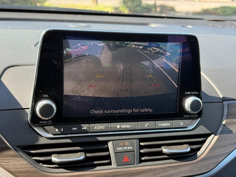 Nissan Altima Vehicle Full-screen Gallery Image 23