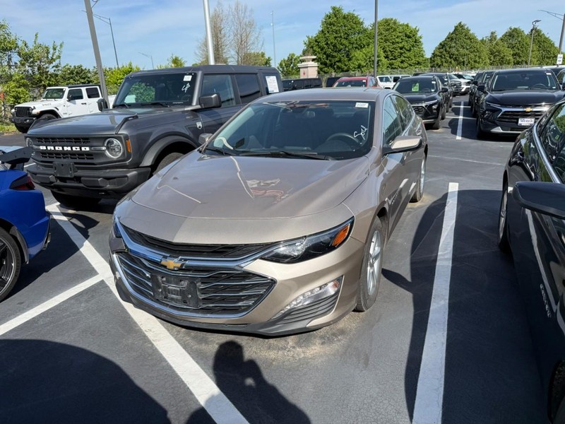 Chevrolet Malibu Vehicle Full-screen Gallery Image 2