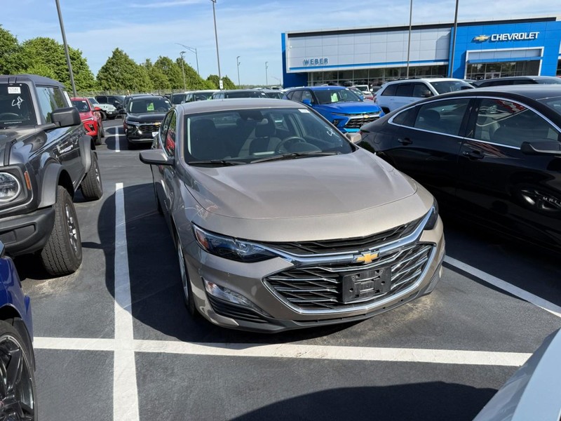 Chevrolet Malibu Vehicle Full-screen Gallery Image 3