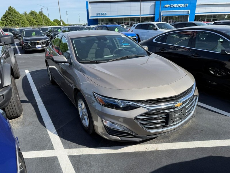 Chevrolet Malibu Vehicle Full-screen Gallery Image 4