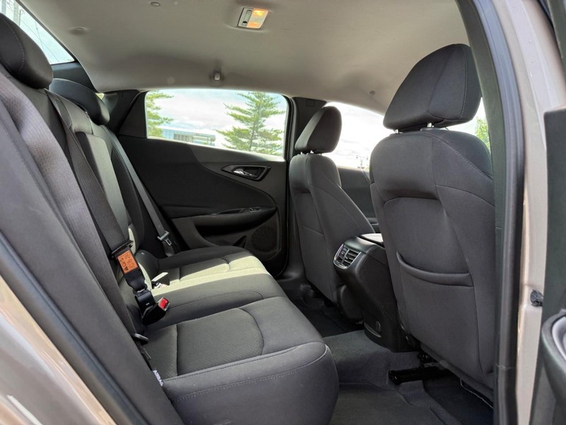 Chevrolet Malibu Vehicle Full-screen Gallery Image 11