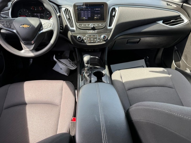 Chevrolet Malibu Vehicle Full-screen Gallery Image 12