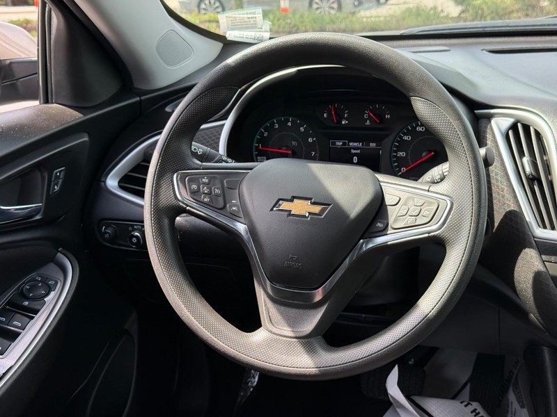 Chevrolet Malibu Vehicle Full-screen Gallery Image 13