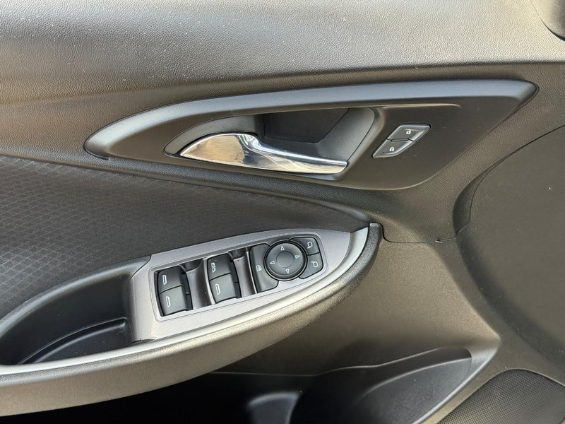 Chevrolet Malibu Vehicle Full-screen Gallery Image 17