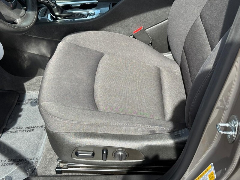 Chevrolet Malibu Vehicle Full-screen Gallery Image 19