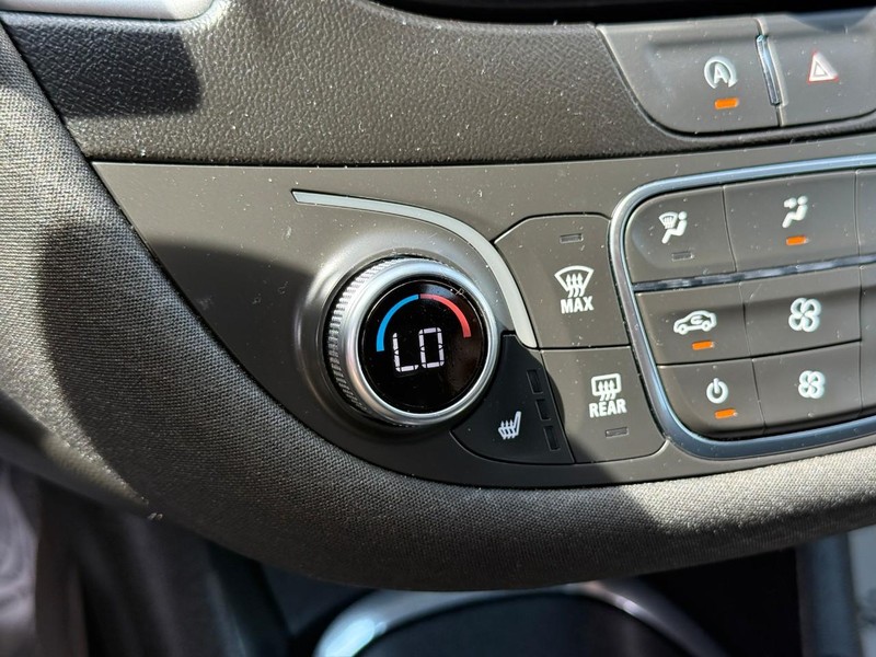 Chevrolet Malibu Vehicle Full-screen Gallery Image 24