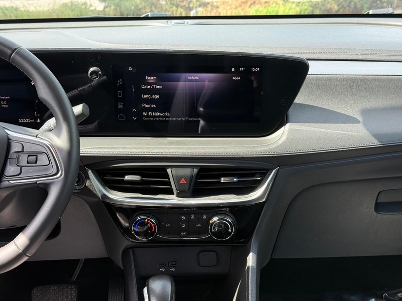 Buick Encore GX Vehicle Full-screen Gallery Image 14