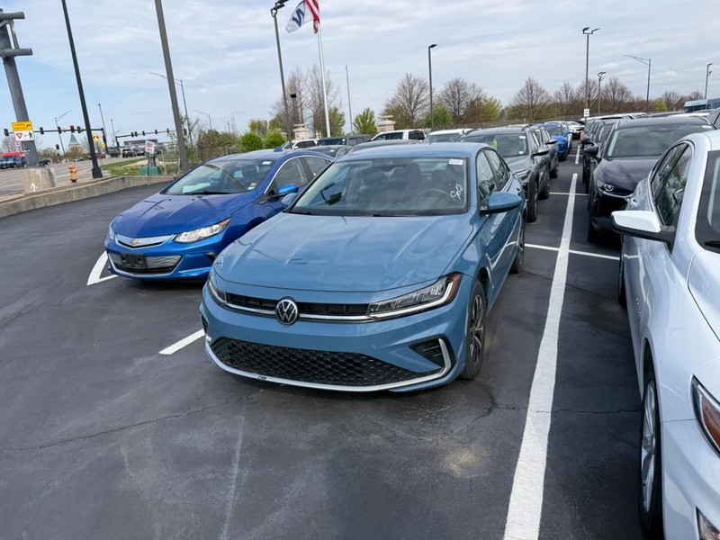 Volkswagen Jetta Vehicle Full-screen Gallery Image 2