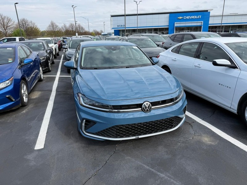 Volkswagen Jetta Vehicle Full-screen Gallery Image 3