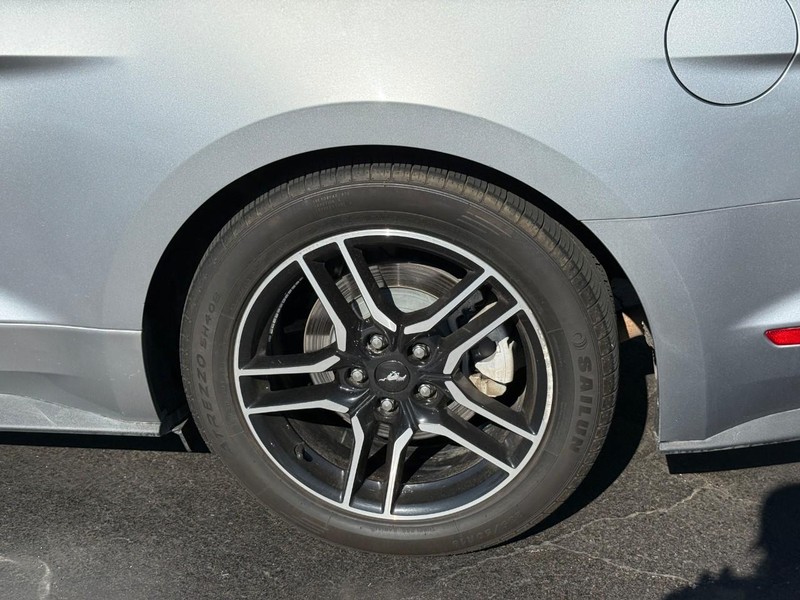Ford Mustang Vehicle Full-screen Gallery Image 4