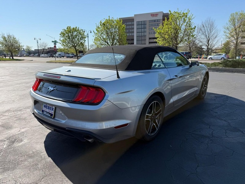 Ford Mustang Vehicle Full-screen Gallery Image 7